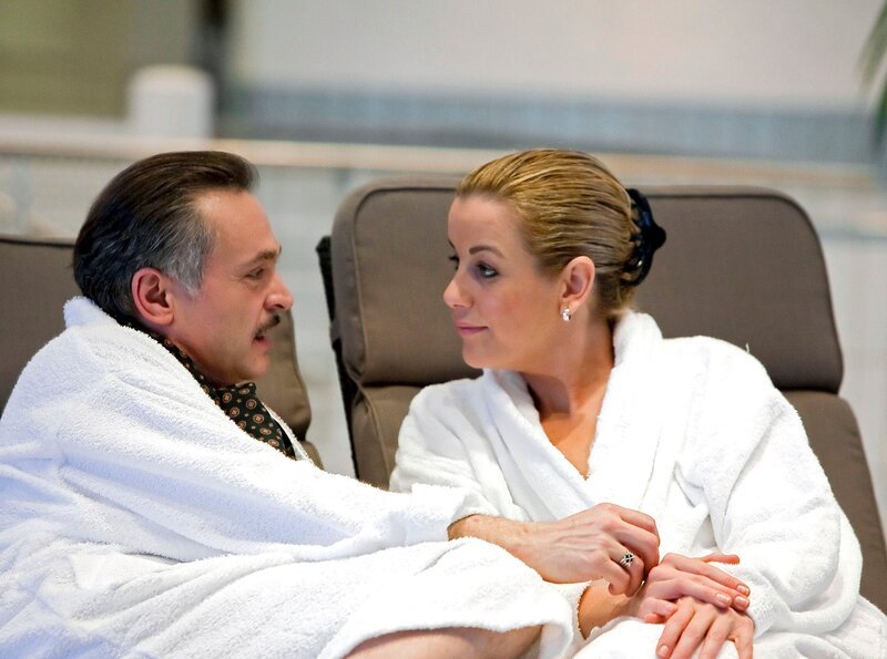 Sarah Marquardt (Alexa Maria Surholt) ist mit Jürgen Rudolph (Jockel Tschiersch) in einem Wellnesshotel. Rudolph ist in der Stadtverwaltung für die Vergabe von Zuschüssen für Kliniken zuständig. – Bild: MDR/​MDR/​Saxonia/​Peter Krajewsky