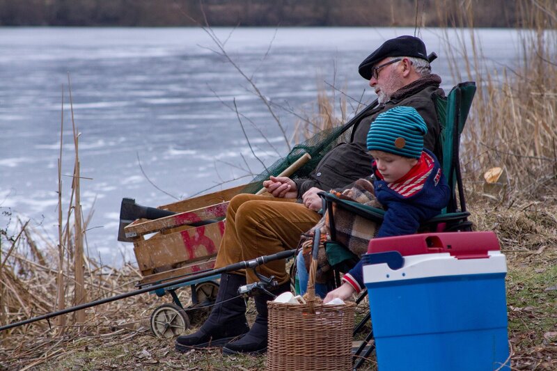 Felix (Piet Eckert) nimmt sich ein Karamellbonbon. – Bild: KiKA/​Kinderfilm GmbH