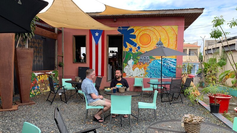 Exterior, Clients Ramon and Ronald Sitting at a restaurant in Vieques, Puerto Rico. As seen on HGTV’s Caribbean Life. – Bild: Kanal 4
