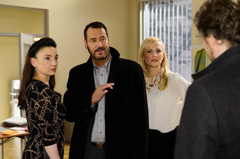 Axel (Daniel Aichinger, r.) muss erkennen, dass Richard (Silvan-Pierre Leirich) seiner Vergangenheit in Griechenland nachspioniert hat und damit seine Pläne zunichte macht – sehr zur Freude von Simone (Tatjana Clasing) und Isabelle (Ania Niedieck). – Bild: RTL