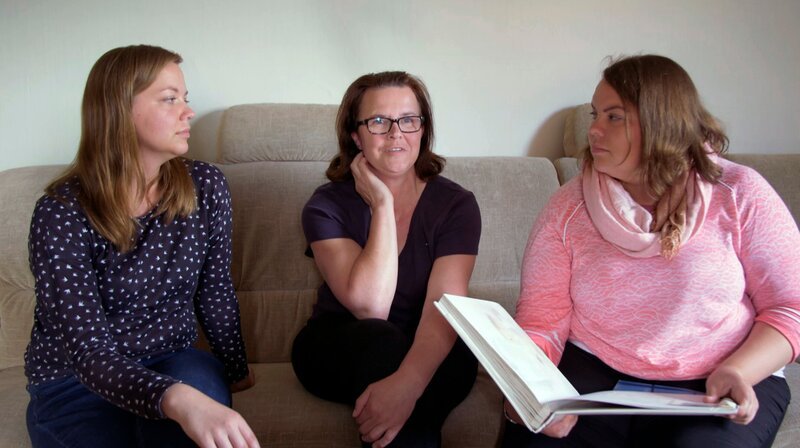 Nach 10 Jahren ist Anika aus Liebe zu ihrer Zwillingsschwester Annemarie und sehr zur Freude ihrer Mutter in die ostdeutsche Heimat zurückgekehrt. Sie wohnt vorübergehend wieder im Elternhaus, auf dem Dorf. – Bild: NDR