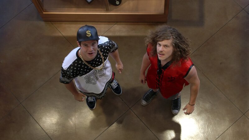L-R: Adam DeMamp (Adam Devine), Blake Henderson (Blake Anderson) – Bild: ViacomCBS