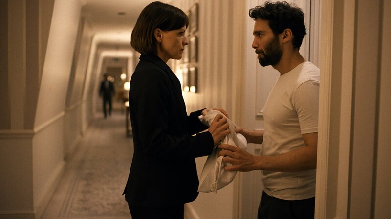 The Deal Staffel 1 Folge 2 Überraschendes Wiedersehen: Veerle Baetens als Alexandra Weiss, Arash Marandi als Payam Sanjabi – Bild: SRF/​Bande à Part Films/​Les Films Pelleas/​Gaumont Television