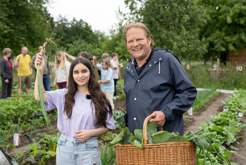 Björn Freitag (re.) und Schulgärtnerin Sahra freuen sich über eine große Ernte. – Bild: WDR/​solis TV/​Melanie Grande