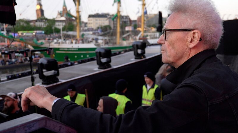 Der Lichtkünstler Michael Batz inszeniert Blaue Port. – Bild: NDR/​ADAMFilm