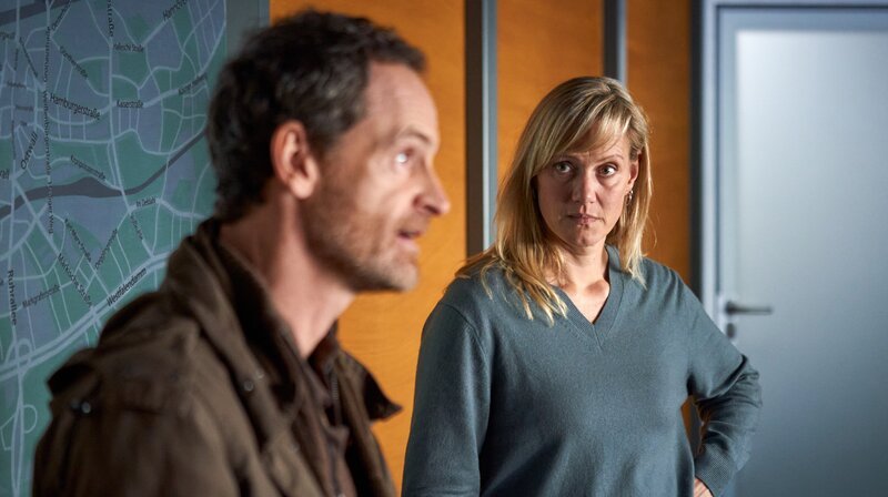 Auf Distanz: Kommissarin Marina Bönisch (Anna Schudt) und ihr Vorgesetzter Peter Faber (Jörg Hartmann). – Bild: WDR/​Frank Dicks