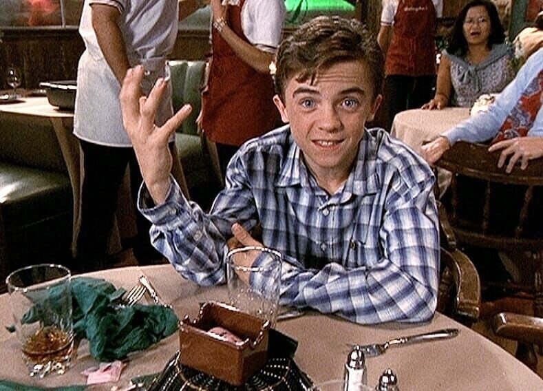 Malcolm (Frankie Muniz) läßt den Abend im Restaurant Revue passieren. – Bild: ORF/​Twentieth Century Fox Film Corporation