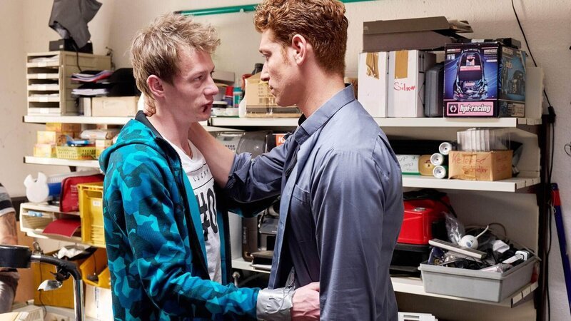 Maik (Daniel Donskoy, r.) ist froh darüber, dass sein Bruder Kevin (Vincent Krüger) nicht mehr in den Fängen des Verbrechers Jurek ist. – Bild: RTL /​ Frank Dicks