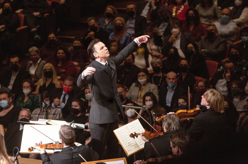 Er versteht es wie kaum ein anderer, klassische Musik zu zelebrieren und zu inszenieren: der griechisch-russische Dirigent Teodor Currentzis in der Athener „Megaron Concert Hall“. – Bild: Alexandra Muravyeva