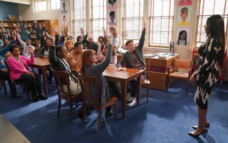 Barbara Howard (Sheryl Lee Ralph, l.), Gregory Eddie (Tyler James Williams, vorne, 5.v.r.), Janine Teagues (Quinta Brunson, 3.v.r.), Jacob Hill (Chris Perfetti, 2.v.r.), Ava Coleman (Janelle James, r.) – Bild: Gilles Mingasson /​ ABC