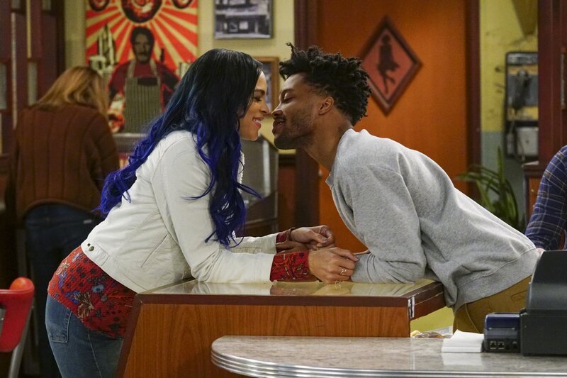 Tavi (Shamikah Martinez, l.); Franco (Jermaine Fowler, r.) – Bild: CBS Broadcasting, Inc. /​ Monty Brinton