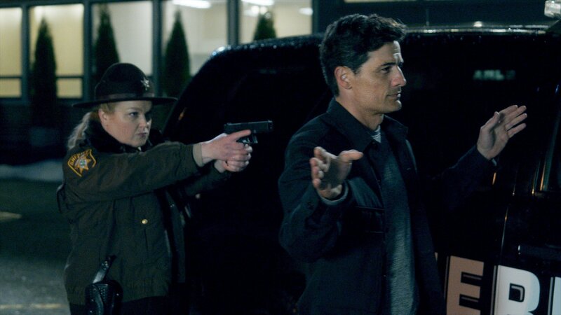 RESIDENT ALIEN -- ìHere Comes My Babyî Episode 307 -- Pictured in this screengrab: (l-r) Elizabeth Bowen as Deputy Liv Baker, Enver Gjokaj as Joseph Rainier -- (Photo by: SYFY) – Bild: SYFY /​ Universal