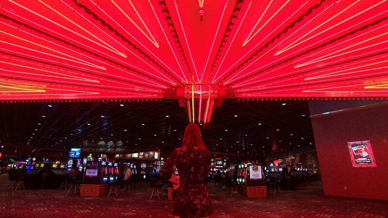 Dr. Jennifer Gardy im Casino. – Bild: GEO Television Dr. Jennifer Gardy im Casino. – Bild: GEO Television