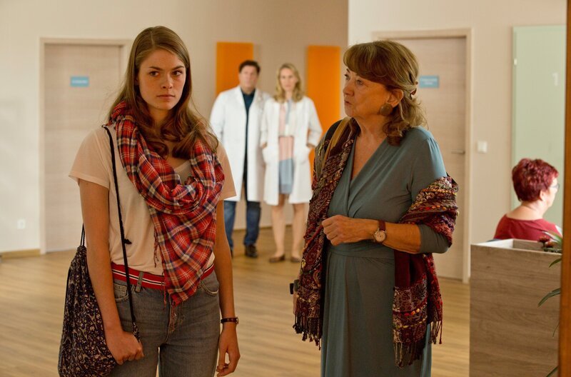 Christian (Francis Fulton Smith, h.l.) und Tanja (Christina Athenstädt, h.r.) beobachten, wie Martha (Barbara Focke, v.r.) auf ihre Enkeltochter Louisa (Pauline Renevier, l.) trifft. Doch Louisa will mit ihrer Oma nichts zu tun haben. – Bild: MDR/​ARD/​Volker Roloff