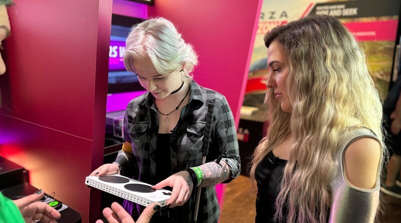 MDR FERNSEHEN SELBSTBESTIMMT: GAMING OHNE GRENZEN FRAGT GINA RÜH, Jelena Naß (li.) und Gina Rühl (re.) schauen sich einen "Adaptiv Controller" an. – Bild: MDR/​Sophia Erbe