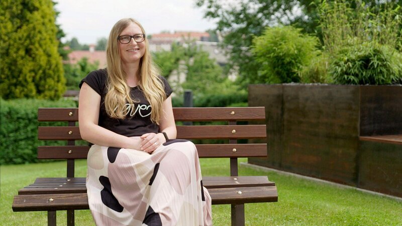 Eine Generation, die im vereinten Deutschland aufgewachsen ist, sucht ihre Identität, zwischen Ost und West. „Wer wir sind – Die DNA des Ostens“ befasst sich mit Prägung, Vererbung und der heutigen Wahrnehmung des Ostens. Haben auch die jungen Generationen die „DNA des Ostens“ in sich? Anke Ott, Modedesignerin – Bild: MDR/​Hoferichter & Jacobs