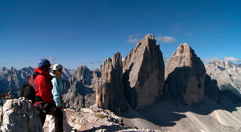 Auf dem Gipfel des Paternkofel: Blick auf die Drei Zinnen. – Bild: HR/​Mountainfilm Mainz