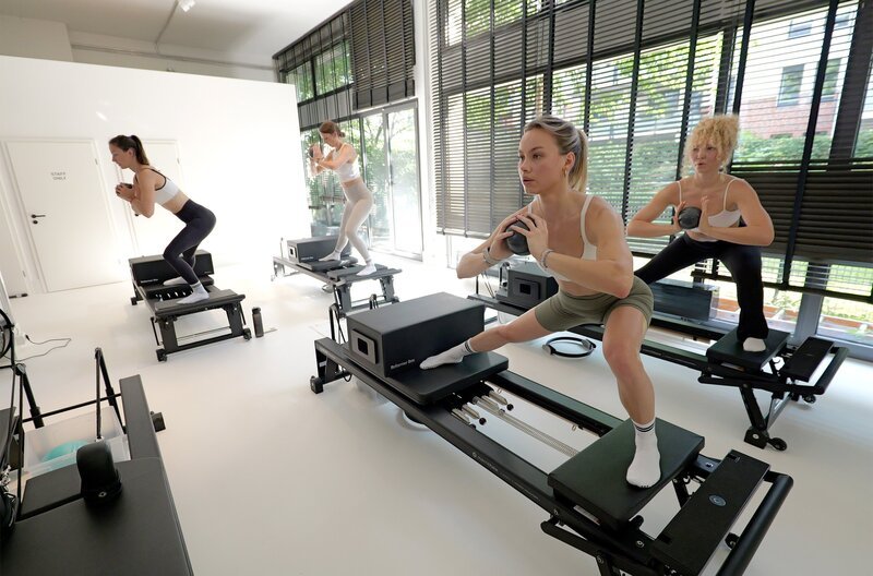 Marlene Trusheim geht lieber in erlesene kleine Fitnessstudios in Hamburg, die Reformer Pilates anbieten, statt in die oft männerdominierten Gyms. – Bild: NDR/Aaron Moser Marlene Trusheim geht lieber in erlesene kleine Fitnessstudios in Hamburg, die Reformer Pilates anbieten, statt in die oft männerdominierten Gyms. – Bild: NDR/Aaron Moser