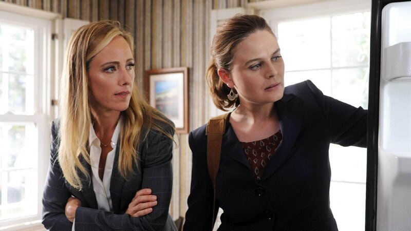 Obwohl Special Agent Grace Miller (Kim Raver, l.) dringend tatverdächtig ist, zwei Menschen getötet zu haben, zweifelt Brennan (Emily Deschanel) an der Schuld der Ermittlerin und unterstützt sie weiterhin bei den Untersuchungen. – Bild: TVNOW /​ FOX