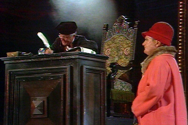 Helga Hahnemann im legendären „Richter-Sketch“ – Bild: rbb