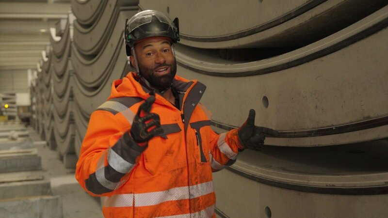 Dutzende von vorgefertigten Ringen warten darauf, in den Tunnel eingebaut zu werden, um die Wände zu verstärken. Jeder Ring besteht aus den recycelten Materialien, die bei den Bohrarbeiten anfallen. – Bild: National Geographic for Disney