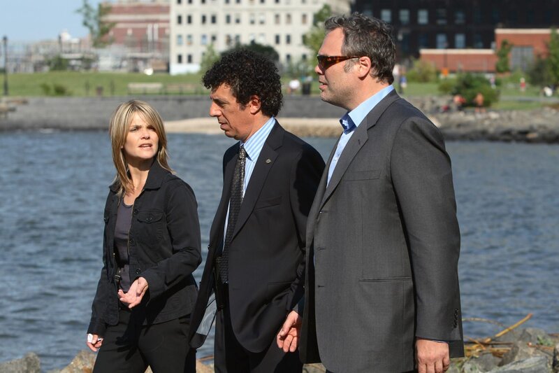 LAW & ORDER: CRIMINAL INTENT -- „Bedfellows“ Episode 6003 -- Pictured: (l-r) Kathryn Erbe as Det. Alexandra Eames, Eric Begosian as Captain Danny Ross, Vincent D’Onofrio as Det. Robert Goren -- NBC Photo: Eric Liebowitz – Bild: NBC Universal, Inc. /​ UNIVERSAL CHANNEL
