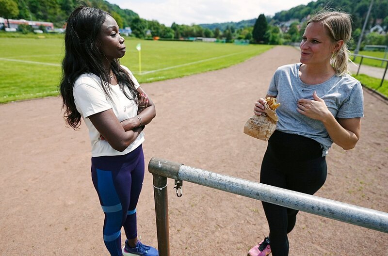 Lauriane Kasadi-Schnurrer (li.) und Christiane Schwalm. – Bild: HR/​Tom Jeffers
