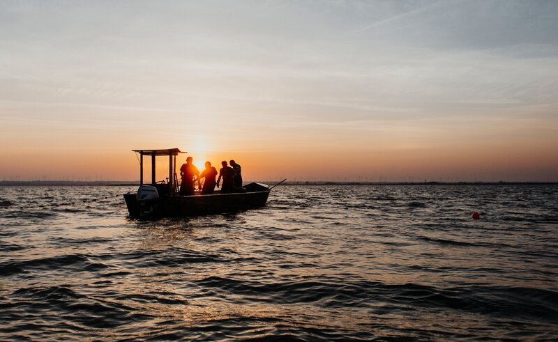 Insgesamt gibt es nur mehr fünf Fischer am Neusiedler See, darunter ist die Familie Varga. Die Fischerei wurde der Familie in die Wiege gelegt. Im Bild: Hannes Varga (Sohn von Berufsfischer Emmerich Varga), Emmerich Varga (Berufsfischer und unser Protagonist) und zwei Mitarbeiter beim Zugnetzfischen am Neusiedler See. – Bild: ServusTV /​ Kelemen