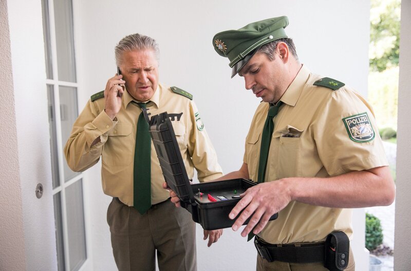 Girwidz (Michael Brandner, l.) und Riedl (Paul Sedlmeir, r.) setzten die Alarmanlage ausser Gefecht. – Bild: ARD/​TMG/​Chris Hirschhäuser