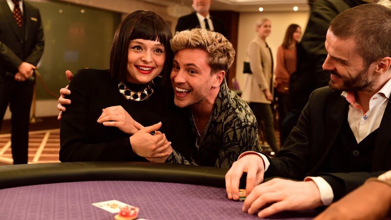 Ayla (Via Jikeli) taucht mit Vincent (Jannik Sch?ümann) immer weiter in die Pokerwelt ein. – Bild: ZDF und Jürgen Olczyk