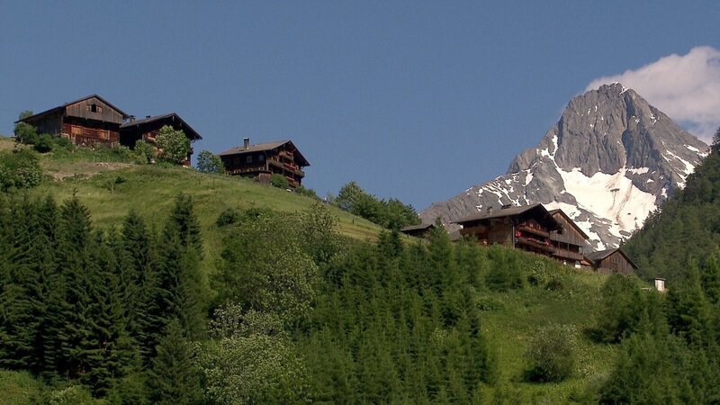 Knapp 1000 Einwohner hat der größte Ort des Villgratentals. Es zählt zu den ärmsten Regionen Österreichs und ist touristisch kaum erschlossen. – Bild: ORF/Telepool/BR Knapp 1000 Einwohner hat der größte Ort des Villgratentals. Es zählt zu den ärmsten Regionen Österreichs und ist touristisch kaum erschlossen. – Bild: ORF/Telepool/BR