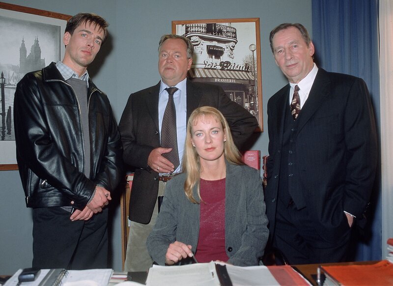 6. Staffel: (v.li.:) Kriminalkommissar Alex Bonhoff (Wolfgang Krewe), Kriminalhauptkommissar Stefan Kehler (Wolfgang Bathke), Staatsanwältin Glaser (Britta Schmeling) und Oberstaatsanwalt Gerhart Lotze (Henry van Lyck). – Bild: RTL /​ Rolf Baumgartner