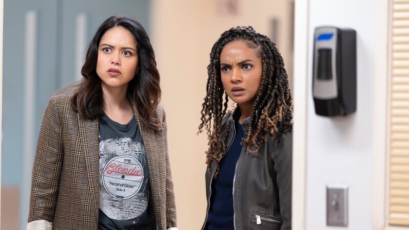 Detective Lopez (Alyssa Diaz, l.) und Detective Harper (Mekia Cox, r.) sind schockiert, als sie feststellen, dass die Schutzmaßnahmen für einen Patienten nicht ausgereicht haben. Sie sind sich sicher, wer der Täter ist, doch die erforderlichen Beweise bleiben vorerst verborgen. – Bild: ZDF und Raymond Liu