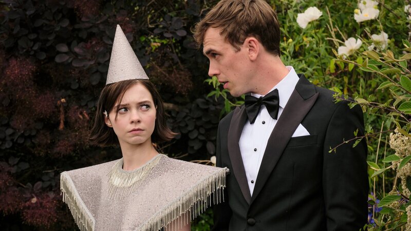 Um den wahren Mörder zu finden, muss Pip (Emma Myers) in ungewöhnliche Kostüme schlüpfen und unangenehme Gespräche führen. Wie hier mit Dan Da Silva (Jackson Bews). – Bild: ZDF und Joss Barratt