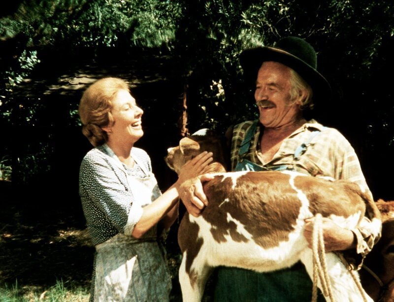 Das Kälbchen ist da: Großvater (Will Geer, l.) und Großmutter (Ellen Corby, r.) kümmern sich um den Neuzuwachs. – Bild: WARNER BROS. INTERNATIONAL TELEVISION Lizenzbild frei
