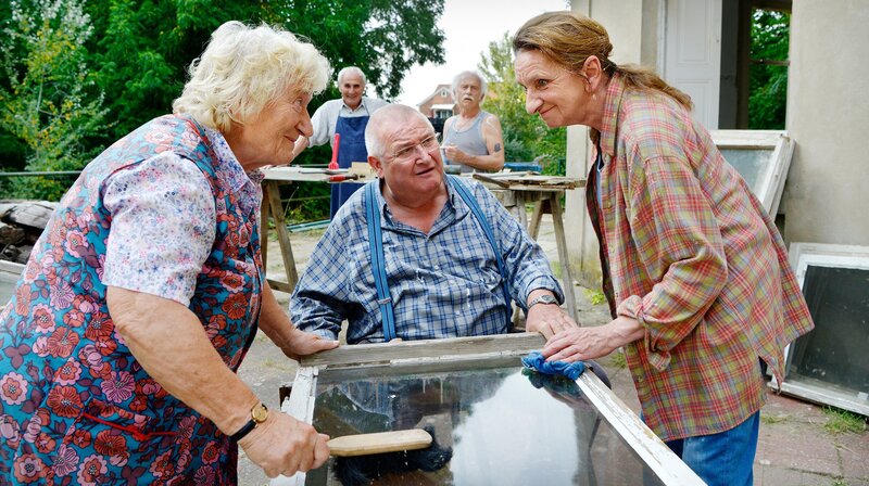 Auch Elsa (Carmen-Maja Antoni) hilft ihrem Bruder Hotti (Horst Krause) und Schwester Meta (Angelika Böttiger) beim Renovieren. – Bild: ZDF und rbb/​Arnim Thomaß