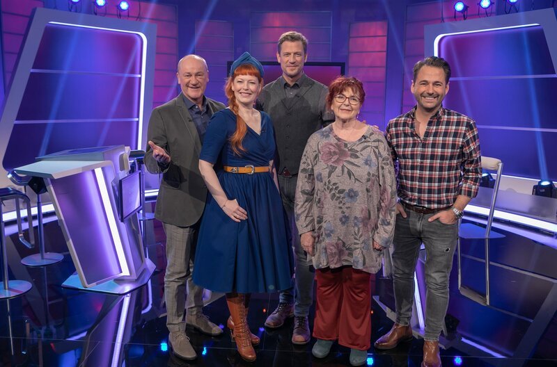 Moderator Florian Weber (Mitte) überprüft im Wissensquiz „Meister des Alltags“ die Praxisnähe der prominenten Kandidaten (v. li.): Bodo Bach, Enie van de Meiklokjes, Alice Hoffmann und Dennis Wilms. – Bild: SWR/​Sabine Stumpp