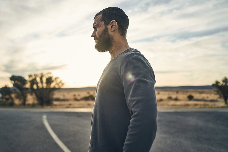 Der Fremde (Jamie Dornan) entschließt sich zu einer Wiedergutmachung der besonderen Art. – Bild: ZDF und Ian Routledge