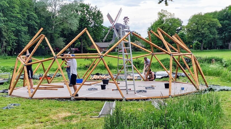 Vor den Worpsweder Künstlerhäusern bauen Bhima Griem und sein Team den „Dom“ auf – ein riesiges wetterfestes Zelt, das als Veranstaltungs- und Austauschort für Dorfgemeinschaft und Künstler*innen dient. – Bild: NDR/​Nadja Kölling