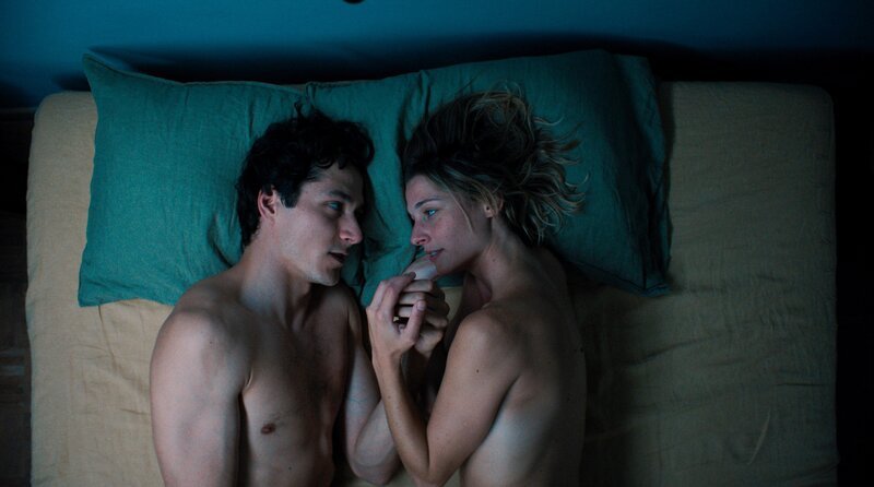 Luis (Noah Saavedra) und Marie (Svenja Jung) reden das erste mal über sich selbst. – Bild: WDR/​Fandango Film TV