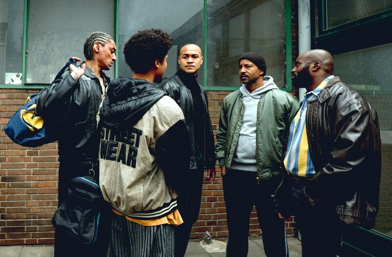 L-R: Ronny (Daniel Klare), Carlos (Nyamandi Adrian), Sam (Malick Bauer), Alex (Tyron Ricketts) und Martin (Aristo Luis). – Bild: MDR/​Disney/​Yohana Papa Onyango