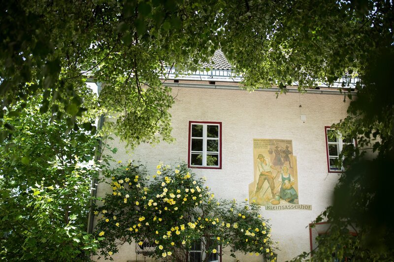 Der Kleinsasserhof von außen; Dass Josef Gasser leidenschaftlicher Sammler von Kunst, Kuriositäten, Antiquitäten und Raritäten ist, sieht man überall im und am Haus, im Garten etc. des Kleinsasserhofs in Kärnten. – Bild: ServusTV /​ Daniel Götzhaber