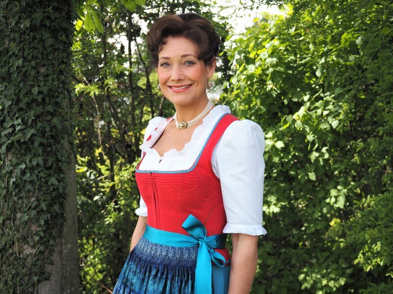 Elisabeth Rehm moderiert das Trachtler- und Musikantentreffen in Oberfranken. – Bild: Amelie Völker /​ BR
