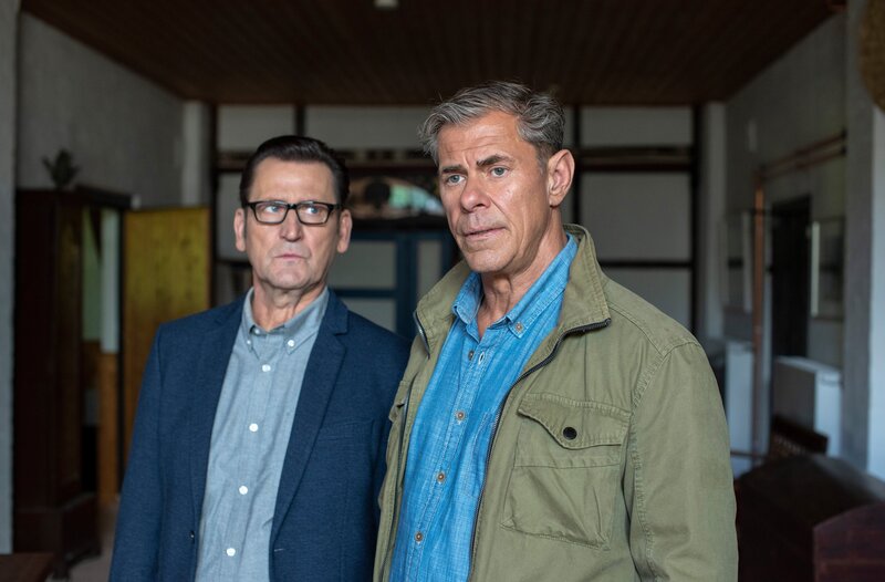Finn Kiesewetter (Sven Martinek, r.) zweifelt vor seinem Kollegen Lars Englen (Ingo Naujoks, l.) an der Aussage der Wohngruppenleiterin Marianna. – Bild: ARD/​Thosten Jander