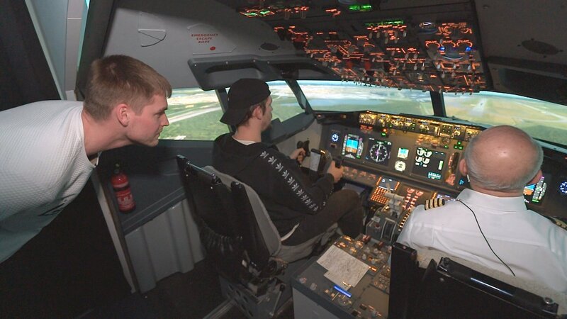 Flo, Harald, Peter und Tim lösen ein Weihnachtsgeschenk ein. Es ist ein Besuch im Flugsimulator in Mönchengladbach. – Bild: RTLZWEI