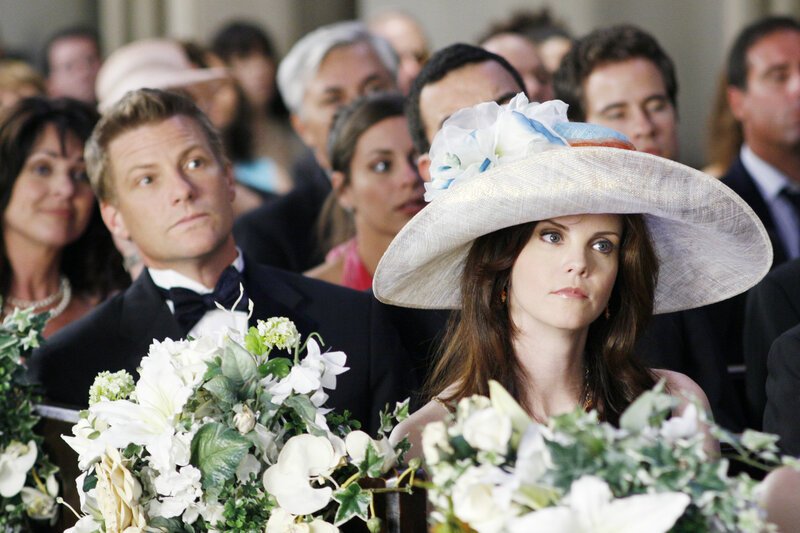 Da Lynette verzweifelt ist und Angst hat, dass sich Nora (Kiersten Warren, r.) an ihren Mann Tom (Doug Savant, l.) ran macht, will sie sie unbedingt loswerden … – Bild: American Broadcasting Companies, Inc. /​ Ron Tom