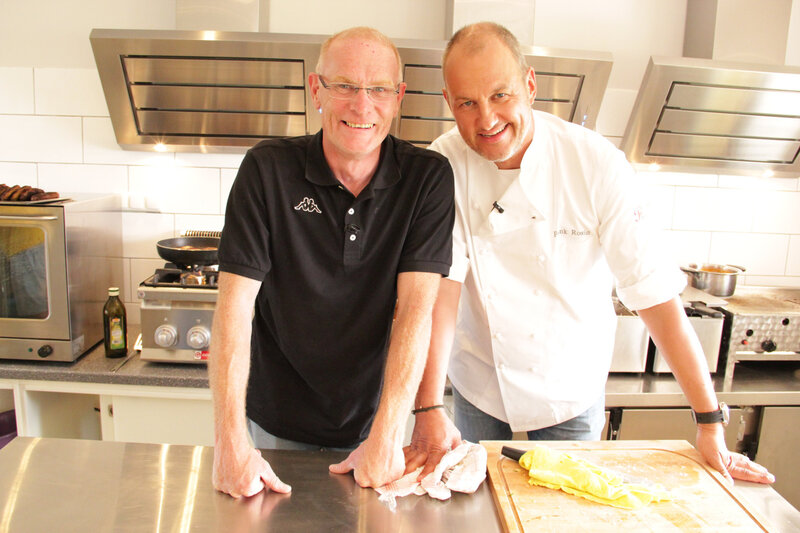Ist zuversichtlich, dass Frank Rosin sein Restaurant „Seeblick Inheiden“ wieder auf die Füße bringt: Marcus Schmidt (l.), der harte Zeiten hinter sich gebracht hat … – Bild: Kabel Eins