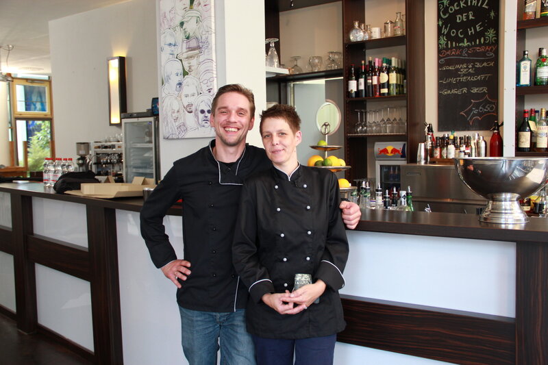 Jan Schönherr (l.) und Köchin Tanja Müller (r.) würden alles dafür tun, dass die „Brasserie & Bar Prisma“ erhalten bleibt. Kann Frank Rosin ihnen dabei helfen? – Bild: Kabel Eins