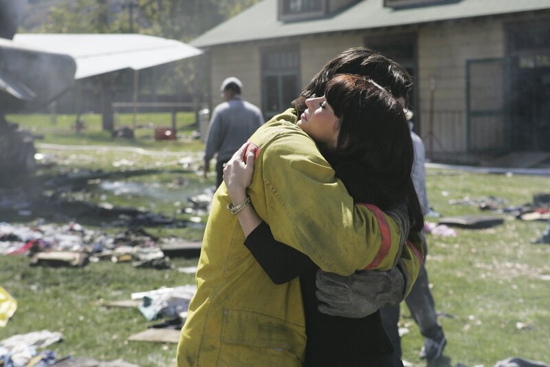 Ein riesiges Passagierflugzeug ist auf dem Platz vor dem Rathaus abgestürzt. Jim (David Conrad, l.) konnte Melinda (Jennifer Love Hewitt, r.) noch rechtzeitig warnen und ist überglücklich, sie in die Arme schließen zu können … – Bild: ABC Studios