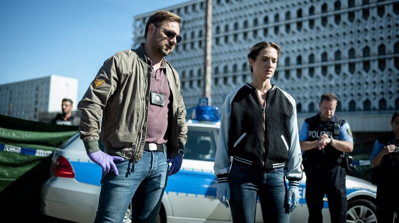 Sunny (Friederike Becht) und Markus (Christoph Letkowski) entdecken eine weitere Leiche. – Bild: HR/​Degeto/​MDR/​Stephan Rabold